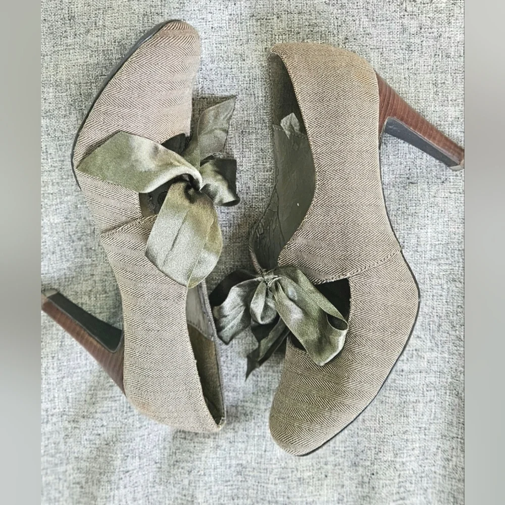 🌟 Rare Herringbone Gray Knit Pump Heels With Satin Bow🌟 - Picture 5 of 13